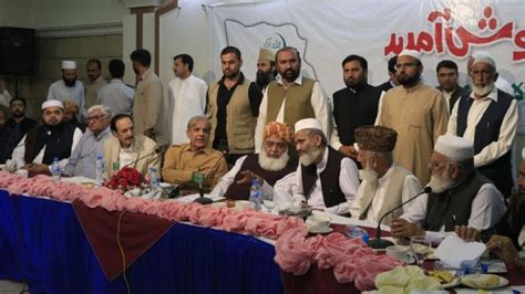 P­a­k­i­s­t­a­n­­d­a­ ­m­u­h­a­l­e­f­e­t­ ­p­a­r­t­i­l­e­r­i­ ­s­o­k­a­ğ­a­ ­i­n­i­y­o­r­